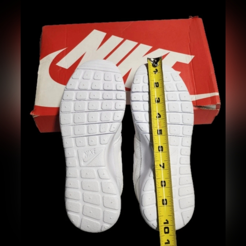 Nike Girls Roshe One (GS) White/White-Wolf Grey Athletic Shoes Sneakers Size 6.5 - Picture 12 of 14